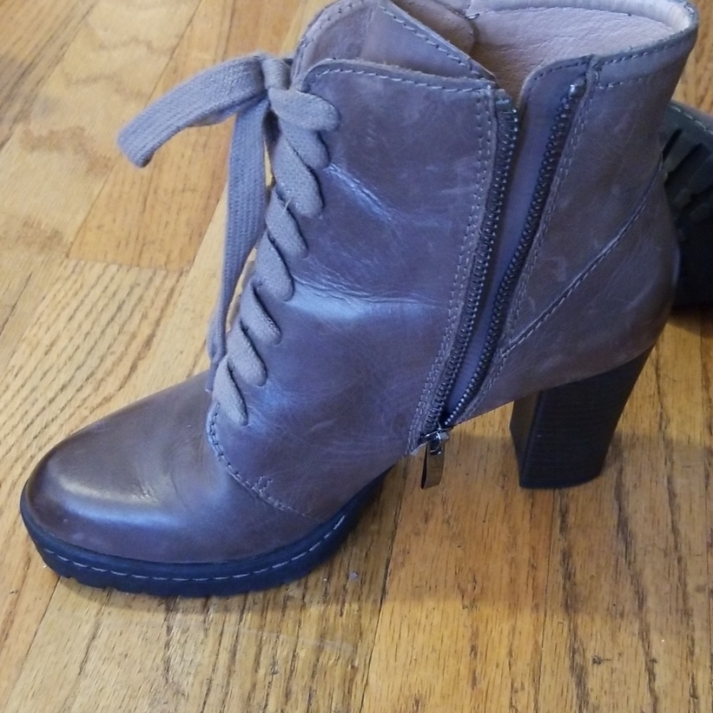 Boots - Picture 5 of 6